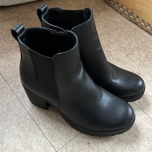 Size 9.5 Vepose boots